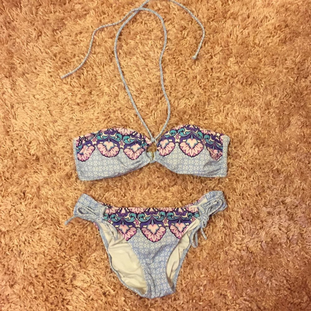 Bikini - Picture 1 of 1